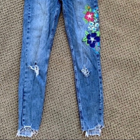 Boho ZARA Jeans TRAFALUC DENIMWEAR Floral Embroidered Blue Green Red Pink Size 4 - Picture 9 of 13